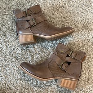 Sofft size 8 heeled booties